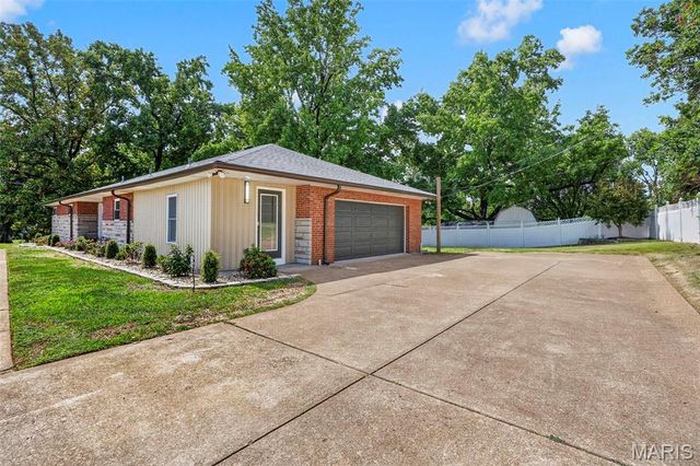 2 Dorclin Lane, St Louis, MO 63128