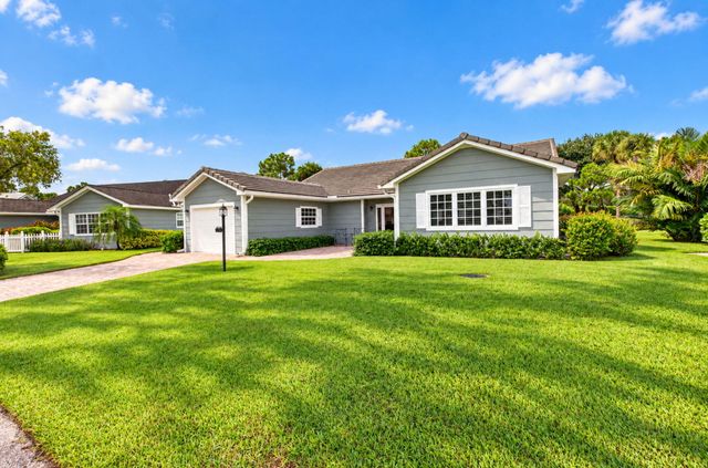 7 Holly Drive, Boynton Beach, FL 33436