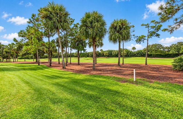 7 Holly Drive, Boynton Beach, FL 33436