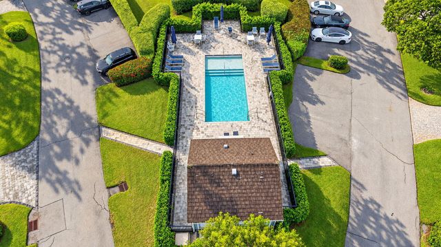 7 Holly Drive, Boynton Beach, FL 33436
