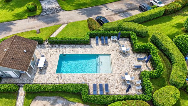7 Holly Drive, Boynton Beach, FL 33436