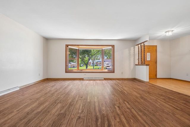 7557 Chapel Hill COURT N, Franklin, WI 53132