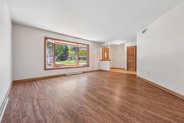 7557 Chapel Hill COURT N, Franklin, WI 53132