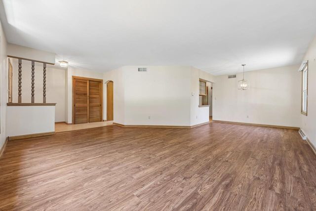 7557 Chapel Hill COURT N, Franklin, WI 53132