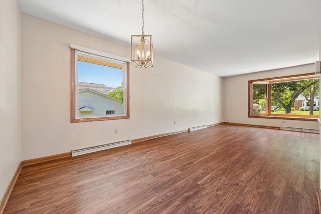 7557 Chapel Hill COURT N, Franklin, WI 53132