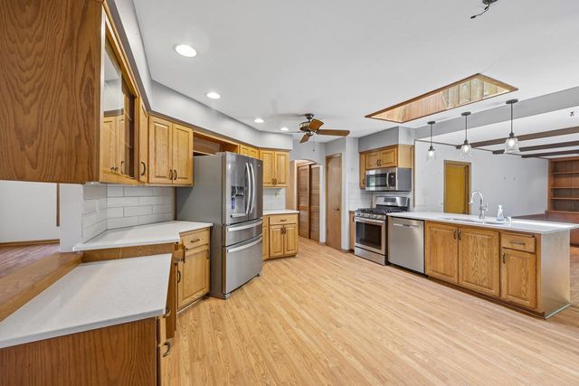 7557 Chapel Hill COURT N, Franklin, WI 53132
