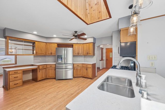 7557 Chapel Hill COURT N, Franklin, WI 53132