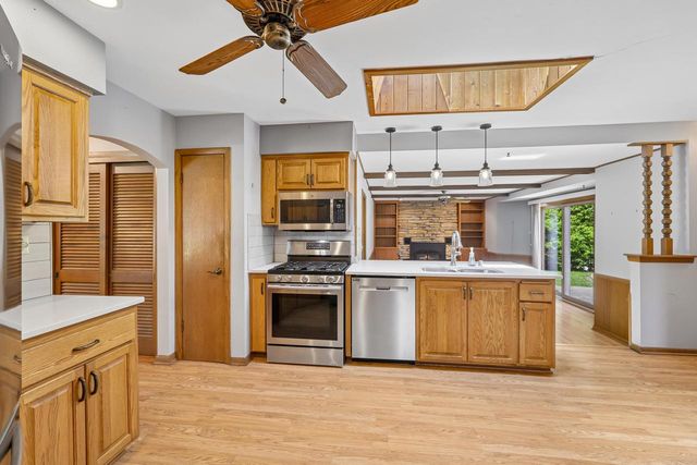 7557 Chapel Hill COURT N, Franklin, WI 53132