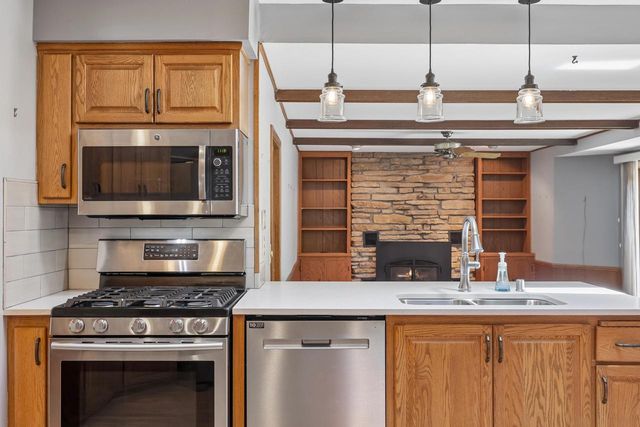 7557 Chapel Hill COURT N, Franklin, WI 53132