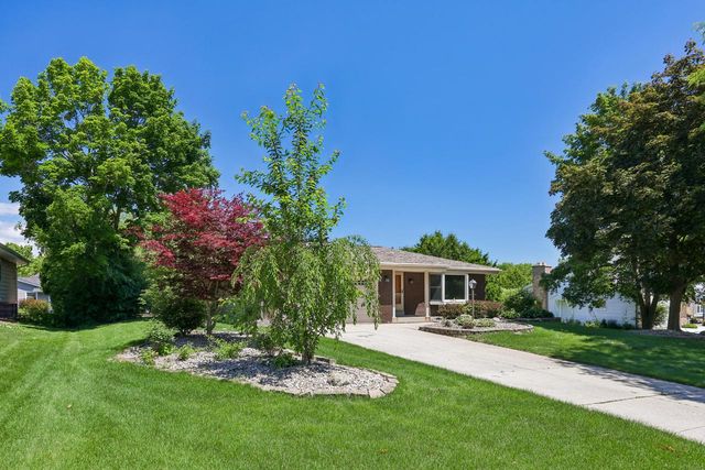 7557 Chapel Hill COURT N, Franklin, WI 53132