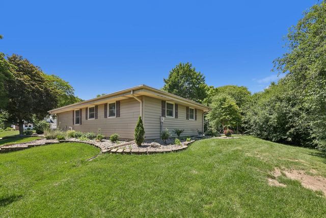 7557 Chapel Hill COURT N, Franklin, WI 53132