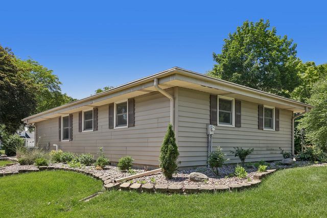 7557 Chapel Hill COURT N, Franklin, WI 53132