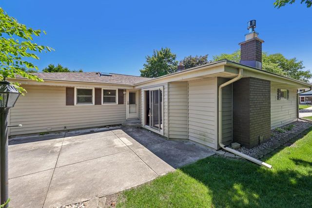 7557 Chapel Hill COURT N, Franklin, WI 53132