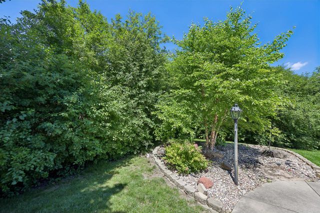 7557 Chapel Hill COURT N, Franklin, WI 53132