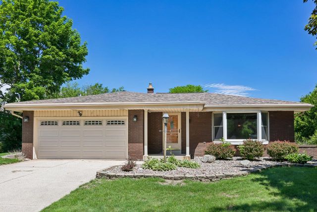 7557 Chapel Hill COURT N, Franklin, WI 53132