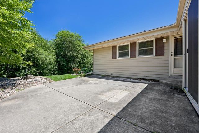 7557 Chapel Hill COURT N, Franklin, WI 53132