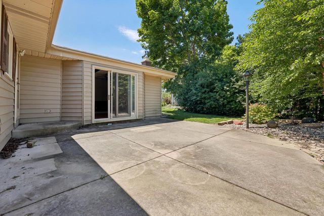 7557 Chapel Hill COURT N, Franklin, WI 53132