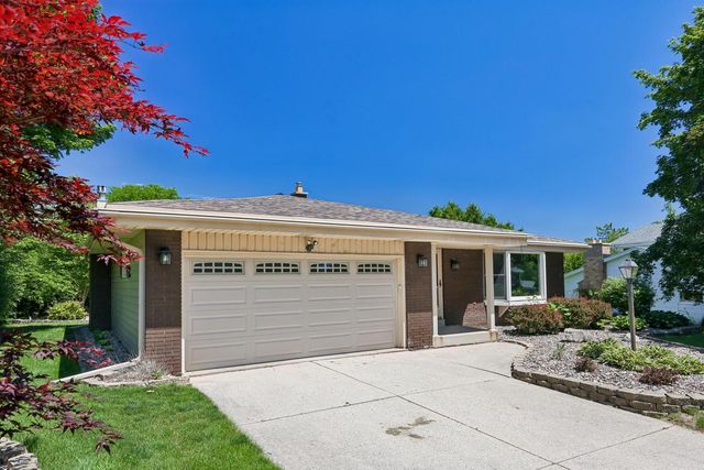 7557 Chapel Hill COURT N, Franklin, WI 53132