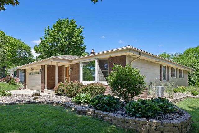 7557 Chapel Hill COURT N, Franklin, WI 53132