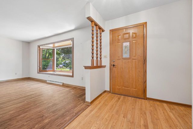7557 Chapel Hill COURT N, Franklin, WI 53132