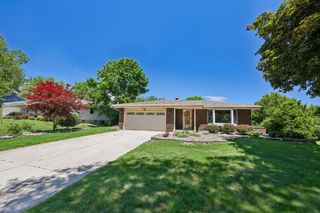 7557 Chapel Hill COURT N, Franklin, WI 53132