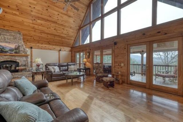 978 Ashley Lane, Young Harris, GA 30582