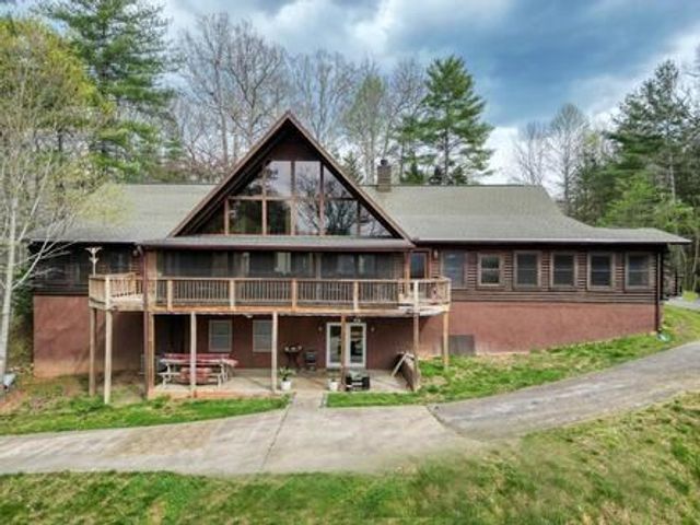 978 Ashley Lane, Young Harris, GA 30582