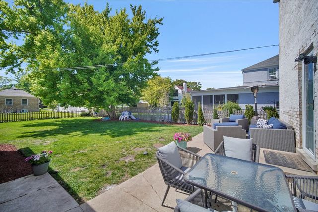 6 Iroquois Drive, Clarendon Hills, IL 60514