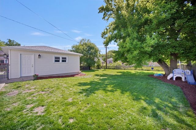 6 Iroquois Drive, Clarendon Hills, IL 60514