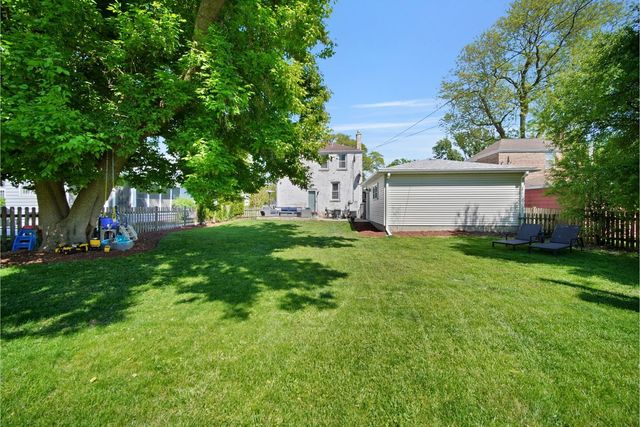 6 Iroquois Drive, Clarendon Hills, IL 60514