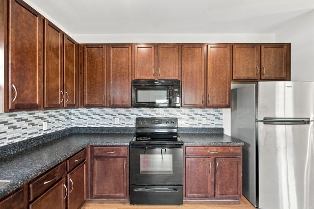 211 Wyburn Pl, Burns, TN 37029