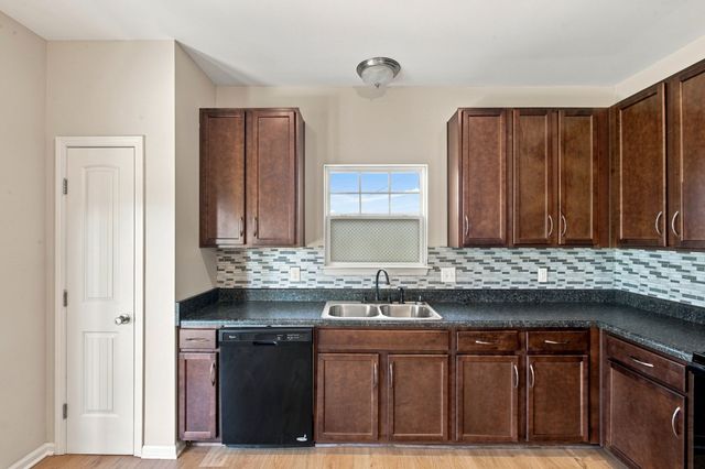 211 Wyburn Pl, Burns, TN 37029