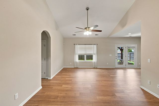 211 Wyburn Pl, Burns, TN 37029