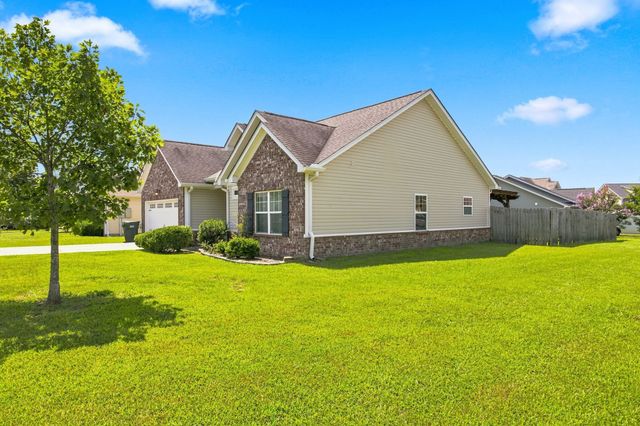 211 Wyburn Pl, Burns, TN 37029