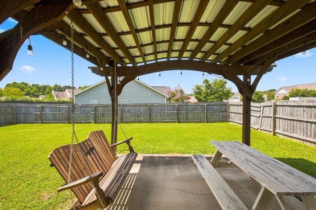 211 Wyburn Pl, Burns, TN 37029