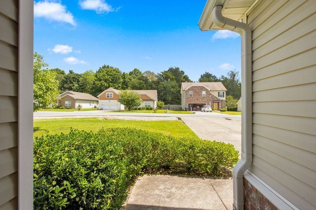 211 Wyburn Pl, Burns, TN 37029