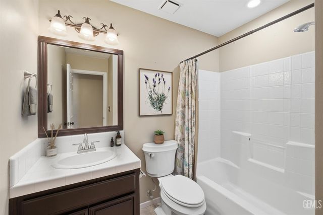 516 Sun Rose Avenue, Bakersfield, CA 93308