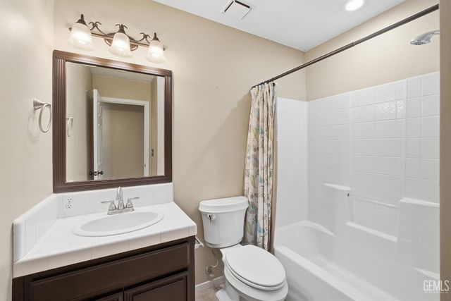 516 Sun Rose Avenue, Bakersfield, CA 93308