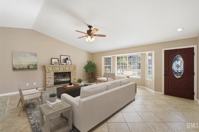 516 Sun Rose Avenue, Bakersfield, CA 93308