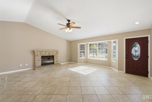 516 Sun Rose Avenue, Bakersfield, CA 93308