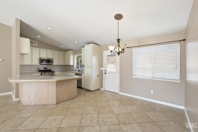 516 Sun Rose Avenue, Bakersfield, CA 93308