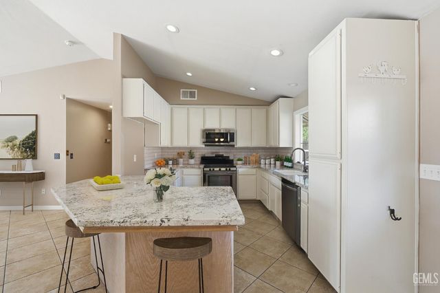 516 Sun Rose Avenue, Bakersfield, CA 93308