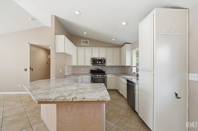 516 Sun Rose Avenue, Bakersfield, CA 93308