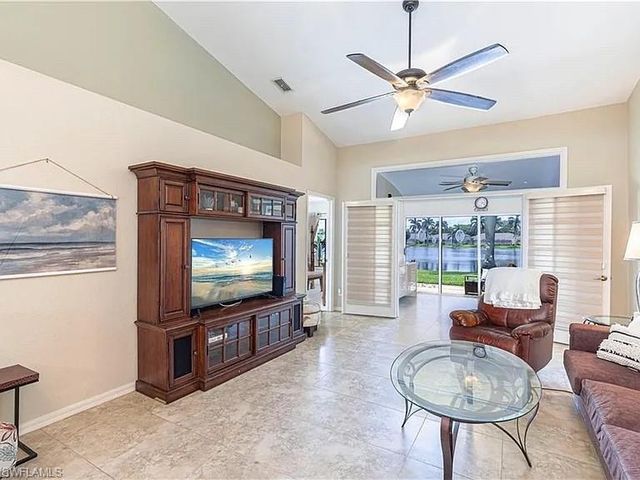 5595 Greenwood CIR # 92, Naples, FL 34112