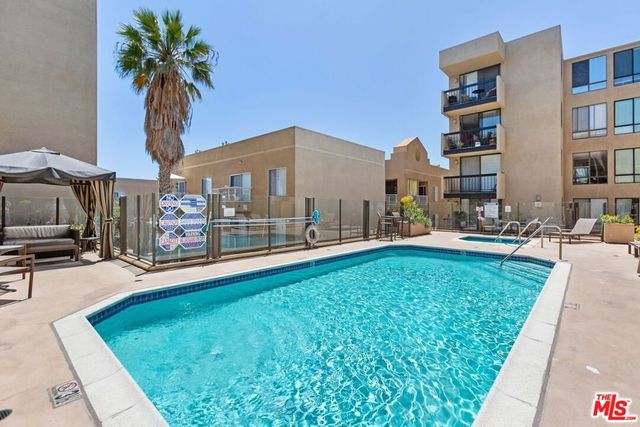 7320 Hawthorn Avenue 401, Los Angeles, CA 90046