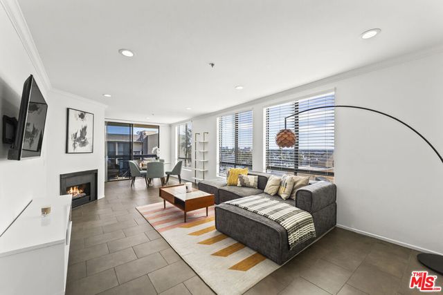 7320 Hawthorn Avenue 401, Los Angeles, CA 90046