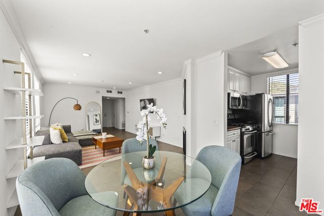 7320 Hawthorn Avenue 401, Los Angeles, CA 90046