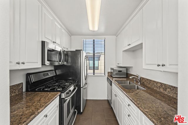 7320 Hawthorn Avenue 401, Los Angeles, CA 90046