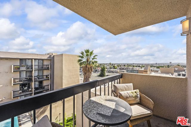 7320 Hawthorn Avenue 401, Los Angeles, CA 90046