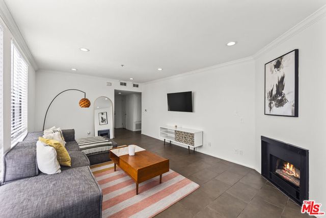 7320 Hawthorn Avenue 401, Los Angeles, CA 90046